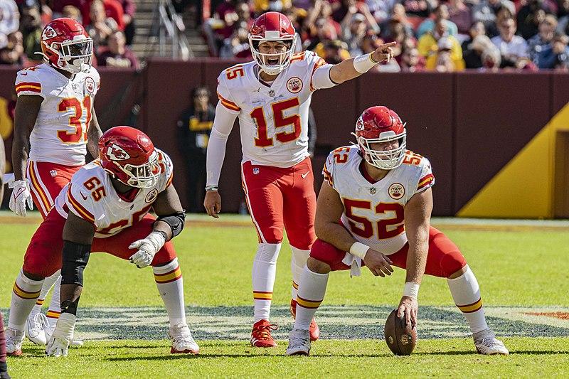 Mahomes directing the Chiefs offense in 2021 - CC BY-SA